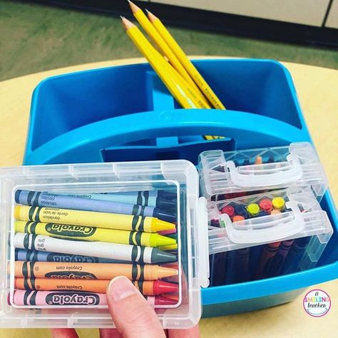 💡Crayon Storage Solution💡 @asmilingteacher tossed the crayons boxes and is storing all of the crayons in these @walmartcom containers! This… Crayon Storage, Art Caddy, Diy Kids Table, Daycare Organization, Transitional Kindergarten, Kindergarten Skills, Classroom Organisation, Classroom Storage, Crayon Box