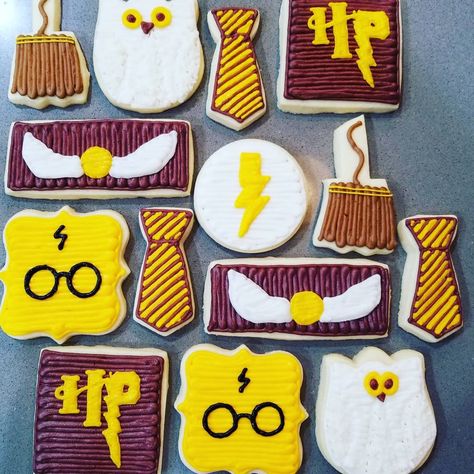 Shayna Bridgman on Instagram: “Harry Potter #harrypotter #jkrowling #british #bookseries #wizard #hogwarts #harrypotterowl #🦉 #hp #goldensnitch #harrypottercookies #⚡…” Harry Potter Buttercream Cookies, Harry Potter Cookies Decorated, Movie Cookies, Harry Potter Cookies, Buttercream Cookies, Superhero Cookies, Harry Potter Owl, Butterfly Cookies, Buttercream Decorating