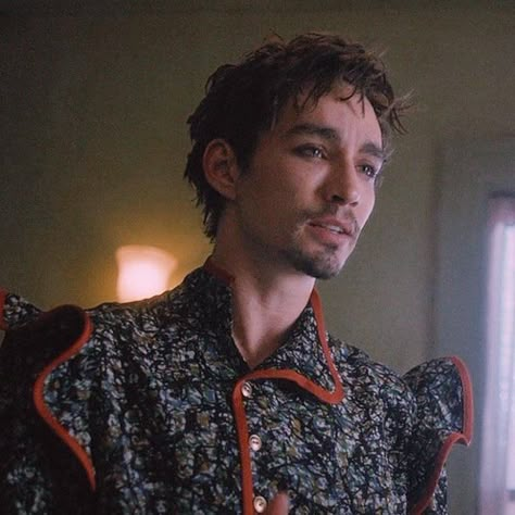 Klaus Hargreeves Icons, Klaus Umbrella Academy, Klaus Hargreeves, Robert Sheehan, Gender Envy, Umbrella Academy, Comfort Characters, Series Movies, My Type