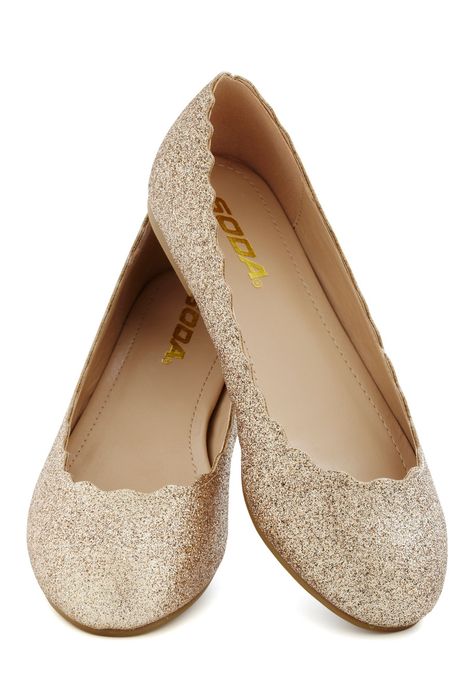 fancy flats. i'm in love! Fancy Flats, Quilted Purse, Glitter Flats, Wedding Shoes Flats, Vintage Flats, Cute Flats, Quilted Purses, Gold Flats, Prom Shoes