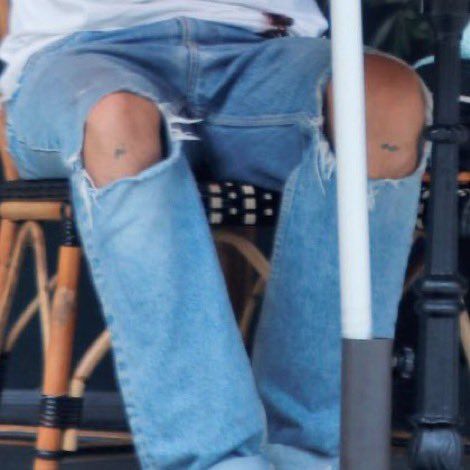 Knee Tattoos, Gambar One Direction, Harry Styles Tattoos, Harry Styles Aesthetic, Knee Tattoo, Louis And Harry, Mr Style, Harry Edward Styles, Edward Styles