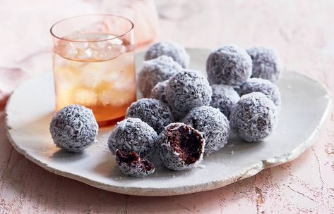 Coconut Rum Balls, Raw Balls, Protein Snack Ideas, Sweet Balls, Coconut Balls, Rum Balls, Healthy Food Guide, Healthy Sweet Treats, Healthy Christmas