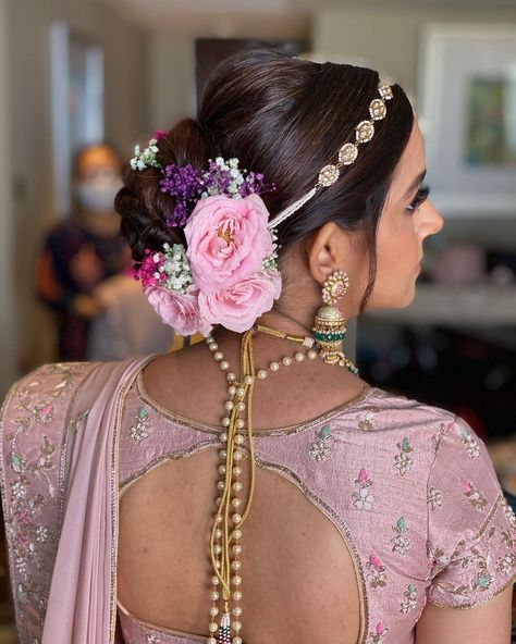 Indian Bridal Bun, Bridal Hair Decorations, Hair Style On Saree, Wedding Card Design Indian, Flower Bun, Saree Hairstyles, Elegant Bun, Bridal Makeup Images, Bridal Bun