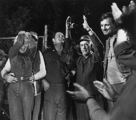 AP photo from 1983 captures the cast of MASH after they completed the very last scene on the show. Mash Aesthetic, Mash Characters, Mash 4077, Alan Alda, Emmy Award, The Cast, Best Shows Ever, Johnny Depp, Going Crazy