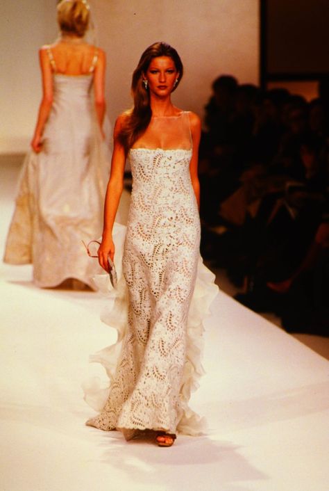 Gisele Bundchen 90s Runway, 90s Runway Fashion Dresses, Gisele Bundchen Runway, Supermodel Street Style, Runway Model Aesthetic, Iconic Runway, Runway Fashion Dresses, Vintage Runway Fashion, Collage Fashion