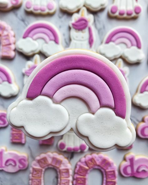 Arco iris & Unicornios! Una temática que amamos! Esta vez en tonos lilas, para celebrar el cumpleaños de Emmily! #cookies #cookiesunicornio #cookiesarcoiris #arcoiriscookies #unicorniocookies