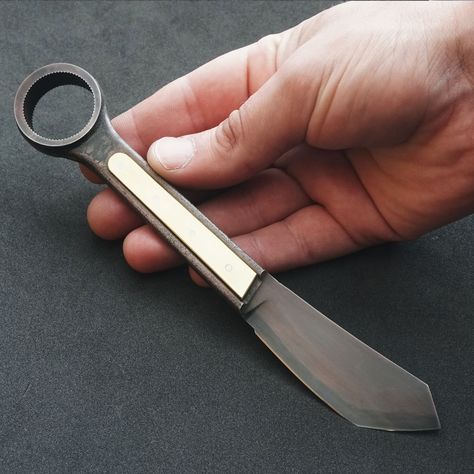 Handmade little knife from old wrench, with brass handle pads. Wrench Knife, Forge Ideas, Welding Crafts, Spoon Knife, Craft Knives, Pocket Tool, Brass Handle, Old Tools, Knife Design