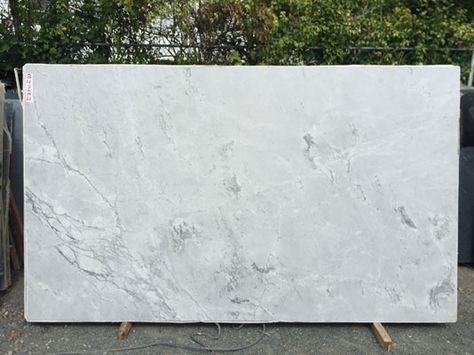 Super White Quartzite Calacatta Quartzite, Super White Quartzite, White Quartzite, Kitchen Countertop Materials, Quartzite Countertops, White Granite, Kitchen Marble, Kitchen Remodeling Projects, Super White