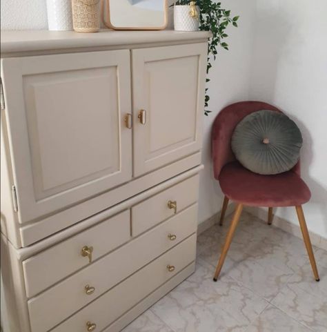 "Ha utilizado para azulejos nuestra gama Ceramic en colores blanco wevet y azul celadón, acabado satinado.⁣Para el mueble ha utilizado el color Chocolate Gama Essential Chalk Paint Colors, Painting Furniture Diy, Home Room Design, Ikea Hack, Girl Room, House Rooms, Chalk Paint, Painted Furniture