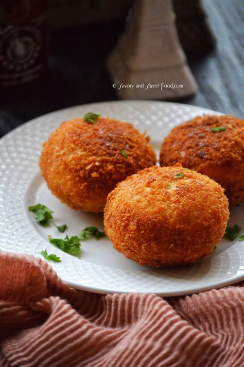 Fried Chicken Buns - Savory&SweetFood Kare Pan, Chicken Croquettes Recipe, Curry Bread, Saucy Chicken, Ramzan Recipe, Chicken Buns, Iftar Recipes, Cutlets Recipes, Japanese Curry