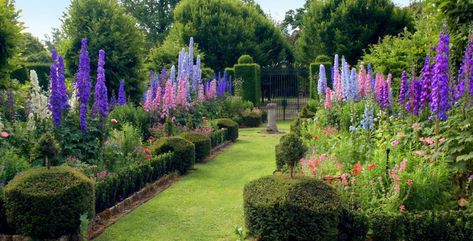 English Estate Gardens, Highgrove Garden, Front Lawn Landscaping, Topiary Garden, Queen Camilla, Estate Garden, Garden Of Earthly Delights, Formal Garden, Royal Garden