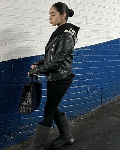 Balenciaga Croc Boots, Croc Boots, Crocs Outfit, Balenciaga Boots, Crocs Boots, Shoes Outfit Fashion, Cute Fits, Winter Looks, Cute Casual Outfits