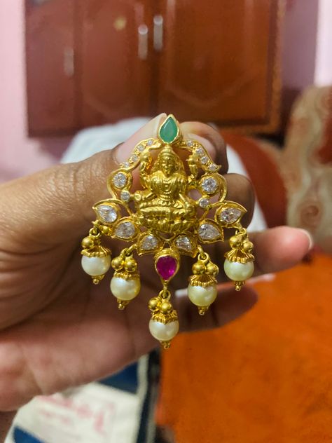 Gold Kammalu, Lockets Gold Indian, Gold Jewelry Prom, Chain Locket, Wedding Jewelry Sets Bridal Jewellery, Simple Gold Earrings, Gold Pearl Jewelry, Gold Jewelry Outfits, New Gold Jewellery Designs