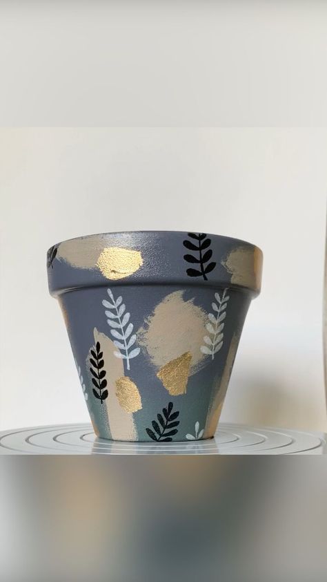 Aesthetic Flower Pot, Pottery Plant Pot, Plant Pot Design, Flower Pot Art, Painted Terracotta, Plant Pot Diy, Pottery Inspo, Terra Cotta Pot Crafts, نباتات منزلية