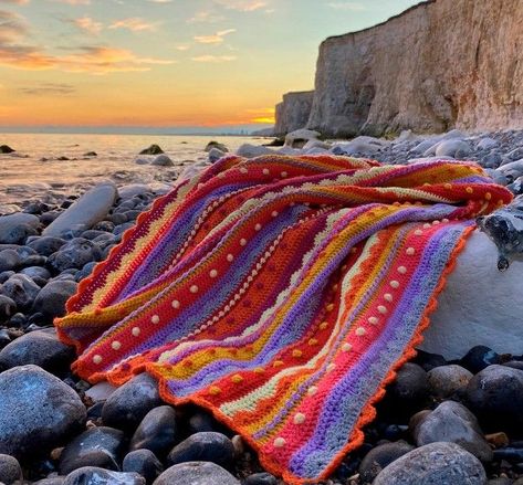 Eleanora Tulley (a.k.a Coastal Crochet) creates stunning crochet designs inspired by her seaside home. The Summer Sunsets blanket perfectly encapsulates blissful warm evenings on the beach, and with it’s fabulous combination of different stitches and soothing colours, it’s a project that you’ll love crocheting from start to finish! One Colour Crochet Blanket Pattern, Hawaii Crochet Patterns, Tricolor Crochet Blanket, Pink And Orange Crochet Blanket, Knitting With Crochet Hook, Coastal Crochet Blanket, Colourful Crochet Blanket, Sunset Crochet Blanket, Yarn Color Combos