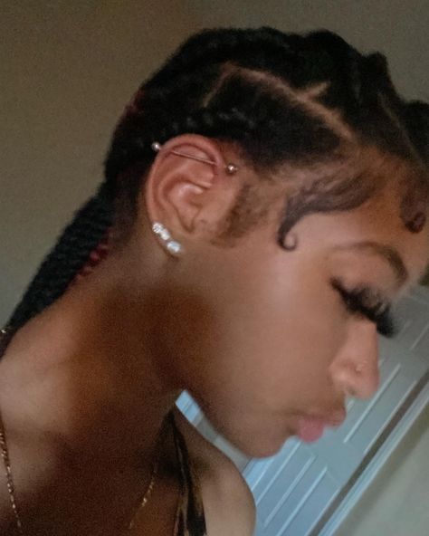 Industrial Piercing Black Women, Industrial Piercing Cute, Nice Piercings, Cute Industrial Piercing, Piercings Black Women, Teeth Gems, Pretty Piercings, Ear Piercings Industrial, Pretty Ear Piercings