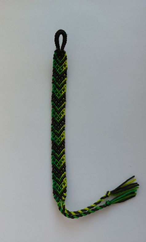 finished green and black with dots and strings pattern from braceletbook Friendship Bracelets Green, Green Friendship Bracelet, Black Friendship Bracelet, Cool Friendship Bracelets, String Bracelet Patterns, String Bracelets, Green Bracelet, Thread Bracelets, Summer Bracelets