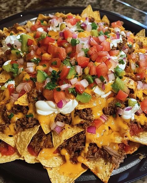 Delicious Discoveries Taco Night Appetizers, Nachos Aesthetic, Beef Nachos Supreme, Nachos Supreme Recipe, Nacho Plate, Delicious Discoveries, Nacho Salad, Beautiful Meals, Beef Nachos