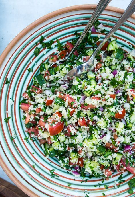 Tabouleh - lækker salat med couscous Food Catalog, Couscous Salat, Healthy Chicken Dinner, Fusion Food, Vegetable Sides, Healthy Chicken, Delicious Salads, Couscous, Yummy Snacks