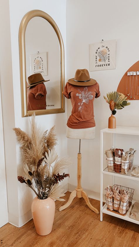 Clothing Boutique Picture Ideas, Boutique In Home Ideas, Boho Theme Boutique, Studio Boutique Ideas, Boho Store Interior, Aesthetic Boutique Interior, Boutique Theme Ideas, Boho Boutique Decor Store Displays, Boutique Aesthetic Ideas