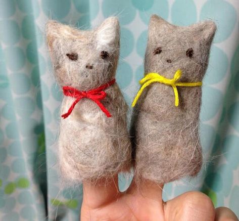 Felted cat fur finger puppets Cat Hair Crafts, Fur Crafts, Crafting With Cat Hair, Cat Felt, Felted Cat, Puppets Diy, Needle Felted Cat, Christmas Rustic, Wool Cat