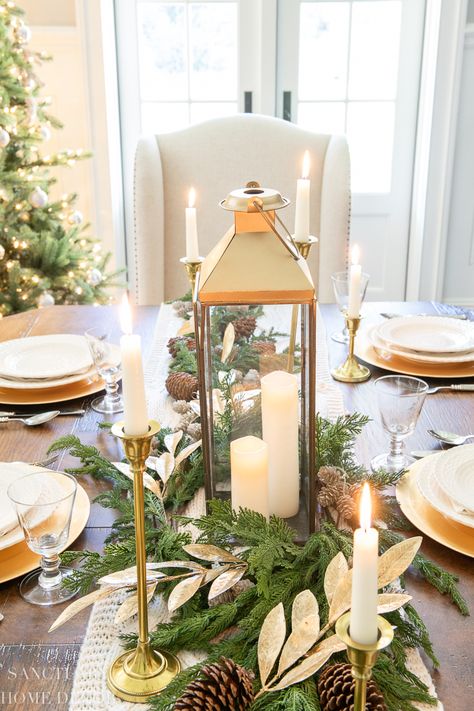 Cozy Christmas Dining Room Decorating Ideas Christmas Dining Room Table Decor, Dining Room Decorating Ideas, Holiday Dining Room, Dining Room Decorating, Christmas Dining Table Decor, Gold Table Runners, Green Tablecloth, Christmas Dining Table, Christmas Dining Room