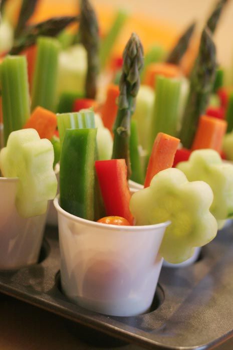 Veggie Cups. Super easy clean up. No dip to be scooped, cause it's already at the bottom of the cup for you. And of course you can choose whatever veggies you want. A fruit cup would be super yummy too. Veggie Cups, Coctails Recipes, Easy Parties, Veggie Tray, Snacks Für Party, Super Yummy, Appetizer Dips, Party Snacks, Wedding Food