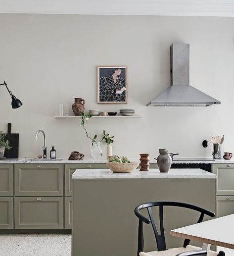 Green Scandinavian Kitchen, Plain Kitchen Cabinets, Kitchen No Uppers, Coloured Kitchens, Kitchen No Upper Cabinets, Flat Front Cabinets, Green Kitchen Ideas, Light Green Kitchen, Olive Green Kitchen