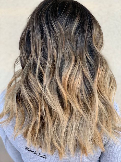 Adding babylights to your balayage creates added brightness while keeping it dimensional. Follow @hair.by.hallie on instagram to for more low maintenance color. Balayage With Babylights, Short Blonde Balayage, Foil Balayage, Blonde Balayage Ombre, Teasy Lights, Blonde Ombre Balayage, Blond Balayage, Blonde Waves, Balayage Blonde