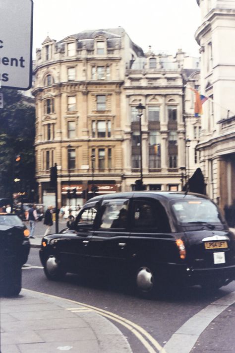 London Living Aesthetic, London Aesthetic Grunge, London Vibes Aesthetic, London In Summer, London Aesthetic Summer, Summer In London, London England Photography, England Aesthetic, London Vibes