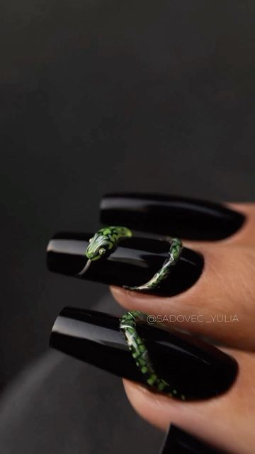 Snake Nail Designs Nailart, Gold Snake Nails, 3d Snake Nails, Snake Design Nails, Fun Black Nails, Snake Nails Designs, Slytherin Oc, Gothic Nail Designs, Snake Nail Art