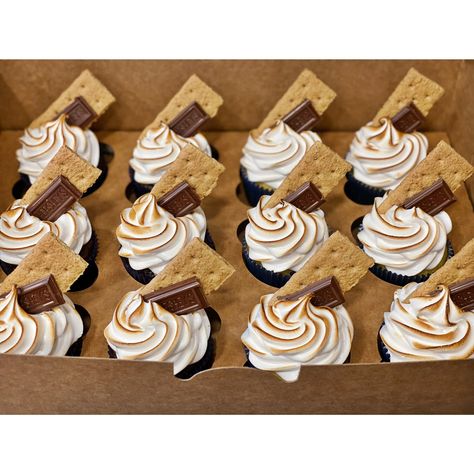 Cupcakes by Foody Mommy Camarillo #smores #cupcakes #baking #swissmeringue #toasty #delicious #birthday #campingtheme #camping Bbq Theme Cupcakes, Camp Theme Cupcakes, Camping Theme Cupcakes, Smores Cupcakes Recipe, Bonfire Cupcakes, Camping Cupcakes, Smore Cupcakes, Smores Cupcake Recipe, Smores Cupcake