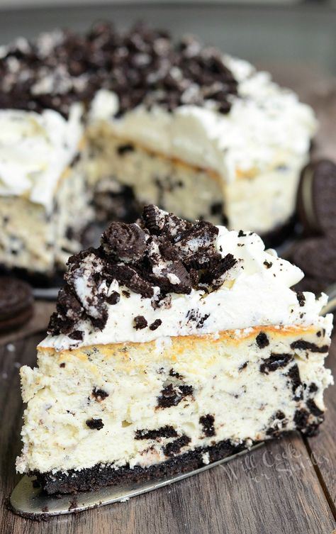 The Ultimate Oreo Cheesecake. Luscious Oreo cheesecake that is guaranteed to blow you away, made with Oreo crust and topped with a delicate Mascarpone frosting. Groot Koeke, Cheesecake Art, Perfect Cheesecake Recipe, Cookie Cheesecake, Oreo Cheesecake Recipes, Oreo Desserts, No Bake Oreo Cheesecake, Mascarpone Frosting, Oreo Recipes