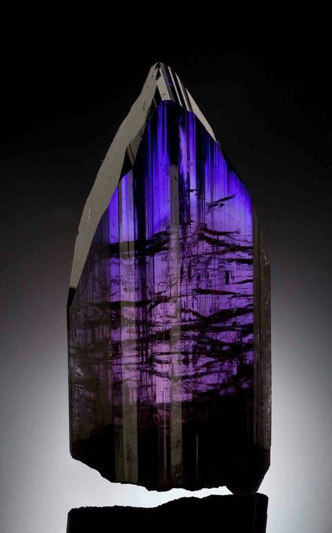 Tanzanite in the raw Geology Rocks, Alberto Giacometti, Arusha, Pretty Rocks, Cool Rocks, Beautiful Rocks, Form Design, Mineral Stone, Minerals And Gemstones