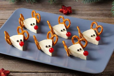 Christmas Raindeer, Fun Holiday Food, Cheese Triangles, Christmas Cheese, Christmas Dinner Menu, Cheese Wedge, Christmas Fruit, Cheese Snacks, Holiday Snacks