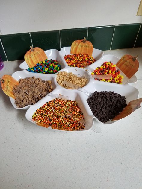 Caramel Apples Topping Ideas, Dipped Apple Bar, Carmel Apple Toppings Bar, Candy Apple Bar Halloween, Caramel Apple Dip Bar, Carmel Apple Topping Bar, Carmel Apple Bar Diy, Candied Apple Bar, Taffy Apple Bar