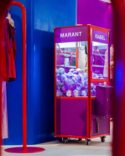 Isabel Marant Interactive Pop Up Store, Pop Up Aesthetic, Pop Up Store Concept, Brand Activation Ideas, Experiential Graphic Design, Popup Store, Creative Brands, Summer Promotion, Retail Inspiration