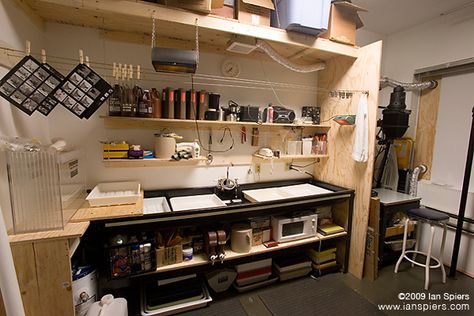 Ian Spiers' First Darkroom & Studio (#2) Photo Dark Room, Darkroom Studio, Darkroom Sinks, Darkroom Ideas, Basement Brewery, Photography Darkroom, Darkroom Photography, Photographers Studio, Dark Room Photography