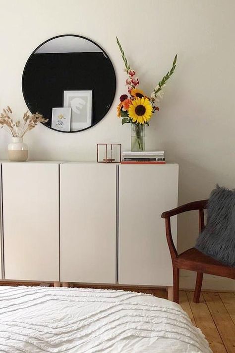 Im Schlafzimmer von zuhausebeiuns_ steht das Ikea Ivar Sideboard, welches sich individuell gestalten lässt. Hier zum Beispiel mit weißer Wandfarbe gestrichen, kommen die Vasen und der runde Spiegel noch besser zur Geltung. #ikea #ikeahack #ivar #schlafzimmer #sideboard #kommode #weiß #interior #COUCHstyle Ikea Ivar Sideboard, Ikea Ivar Cabinet, Sideboard Styles, Scandi Living, Ikea Ivar, New Home Designs, Ikea Hacks, Bed Room, Interior Inspo