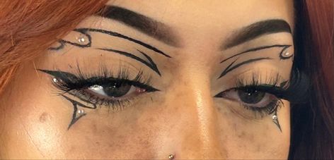 Cybergoth Eyeliner, Black Graphic Liner Ideas, Hooded Eyes Graphic Liner, Ashnikko Makeup, Graphic Liner Makeup Hooded Eyes, Goth Graphic Liner, Graphic Liner Black, Black Graphic Liner, Graphic Liner Looks