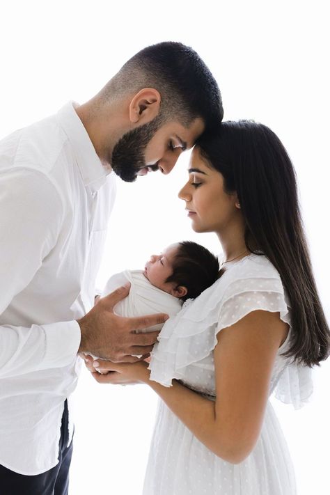 Family Portraits With Infant, New Born Baby With Parents Photos, New Born Parents Pictures, Family Portrait Poses Newborn, Family Portrait Poses With Newborn, Family Photoshoot Ideas With Newborn, Baby Photo Shoot With Parents, New Born Baby Photo With Mom Dad, Newborn Portraits With Parents