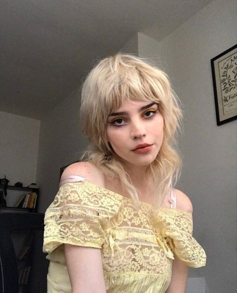 long mullet haircut Blonde Hair Yellow Dress, Sophie Thatcher, Petty Girl, Mullet Haircut, Grunge Hair, Blue Hair, Hair Goals, Hair Inspo, Pretty People