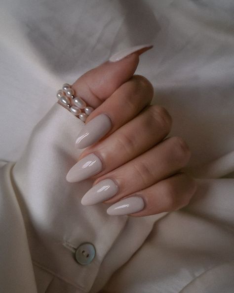 A hand with nude coloured pointed nails and wearing a pearl ring on a cream satin fabric background Cream Winter Nails, The Gel Bottle, Neutral Nail Art, Neutral Nail, Gel Mani, Awesome Nails, Pointed Nails, Cream Nails, Neutral Nails