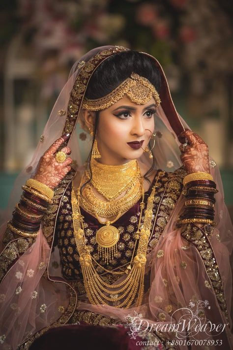 Gold Necklace Designs Bridal, Indian Wedding Nails, Dulhan Pose, Indian Bride Poses, Muslim Wedding Photography, Indian Bride Photography Poses, Indian Bride Makeup, Muslim Bridal, Bride Photos Poses