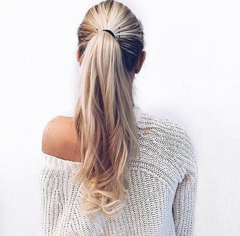 Add loose curls to the end of a long pony tail for extra volume Long Ponytail, Color Rubio, Blonde Ponytail, Boring Hair, A Ponytail, Sienna Miller, Long Blonde, Good Hair Day, Long Blonde Hair