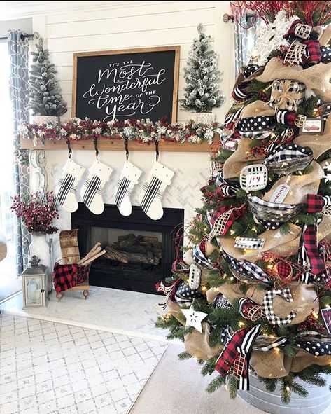 Farmhouse Christmas Tree Ideas, Christmas Fireplace Decorations, Ideas Decoracion Navidad, Fireplace Decorations, Tree Tutorial, Outside Christmas Decorations, Red Christmas Decor, Plaid Christmas Decor, Buffalo Check Christmas