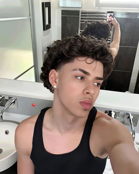 Curly Hair Taper, High Taper Fade, Curly Taper Fade, Boys Curly Haircuts, Fade Haircut Curly Hair, High Taper, Taper Fade Curly Hair, Gents Hair Style, Men Haircut Curly Hair