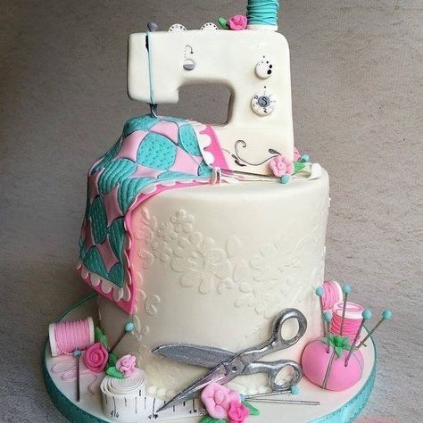 Love Sewing vn on Instagram: “One more Cake! Very impressive! You want to eat it or just seeing! Haha 😄😄 . 👍 DoubleTap & Tag a Friend below⤵❤️ . 👕 Get your T-Shirt, Mug,…” Sewing Machine Cake Ideas, Knitting Cake, Sewing Machine Cake, Sewing Cake, Quilted Cake, Gubahan Bunga, Cake Decorating Designs, Cake Icing, Novelty Cakes