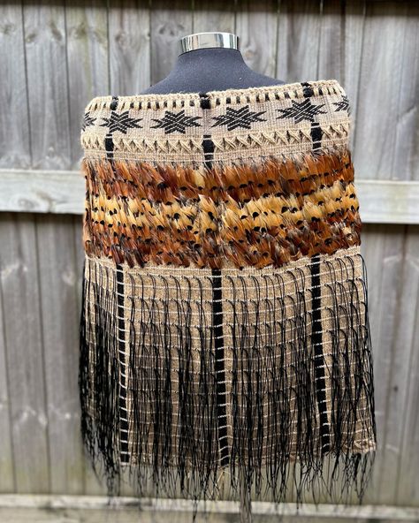 Raranga Flax Weaving, Maori Weaving, Textile Weaving, Flax Weaving, Weaving Book, Weaving Loom Diy, Maori Designs, Weaving Ideas, Weaving Loom