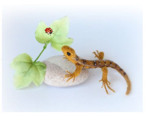 Lizard Brooch SALE 15% Lizard Handmade Art Felting by WoolPaw Felt Brooches, Felt Pictures, Artisan Jewelry Handmade, Felt Bunny, Felt Jewelry, Felt Brooch, Animal Brooch, Needle Felted Animals, Original Jewelry